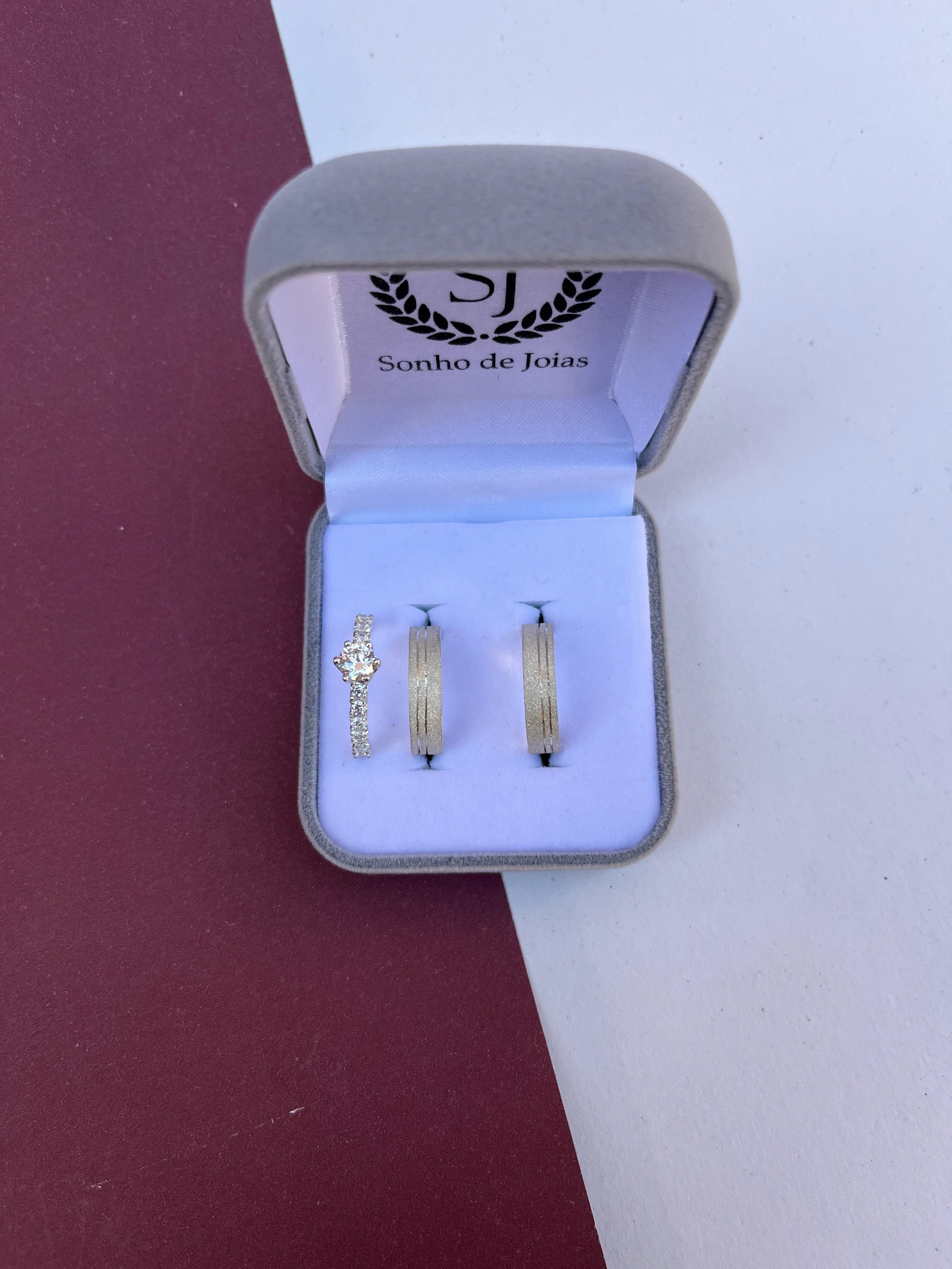 O Kit de Aliança de Namoro Fosco Reta em (PARTA 925) + Anel Solitário  Cravejado Em (PRATA 925)